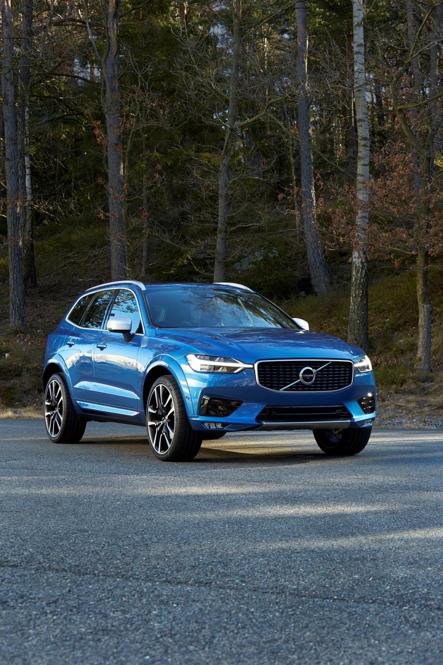 Volvo XC60 T6 R-Design 2017 года  (WW) (фото 4 из 16)